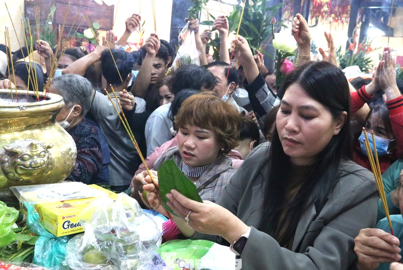 Người dân, du khách đến dâng hương tại Miếu Bà Thiên Hậu vào ngày rằm tháng Giêng.