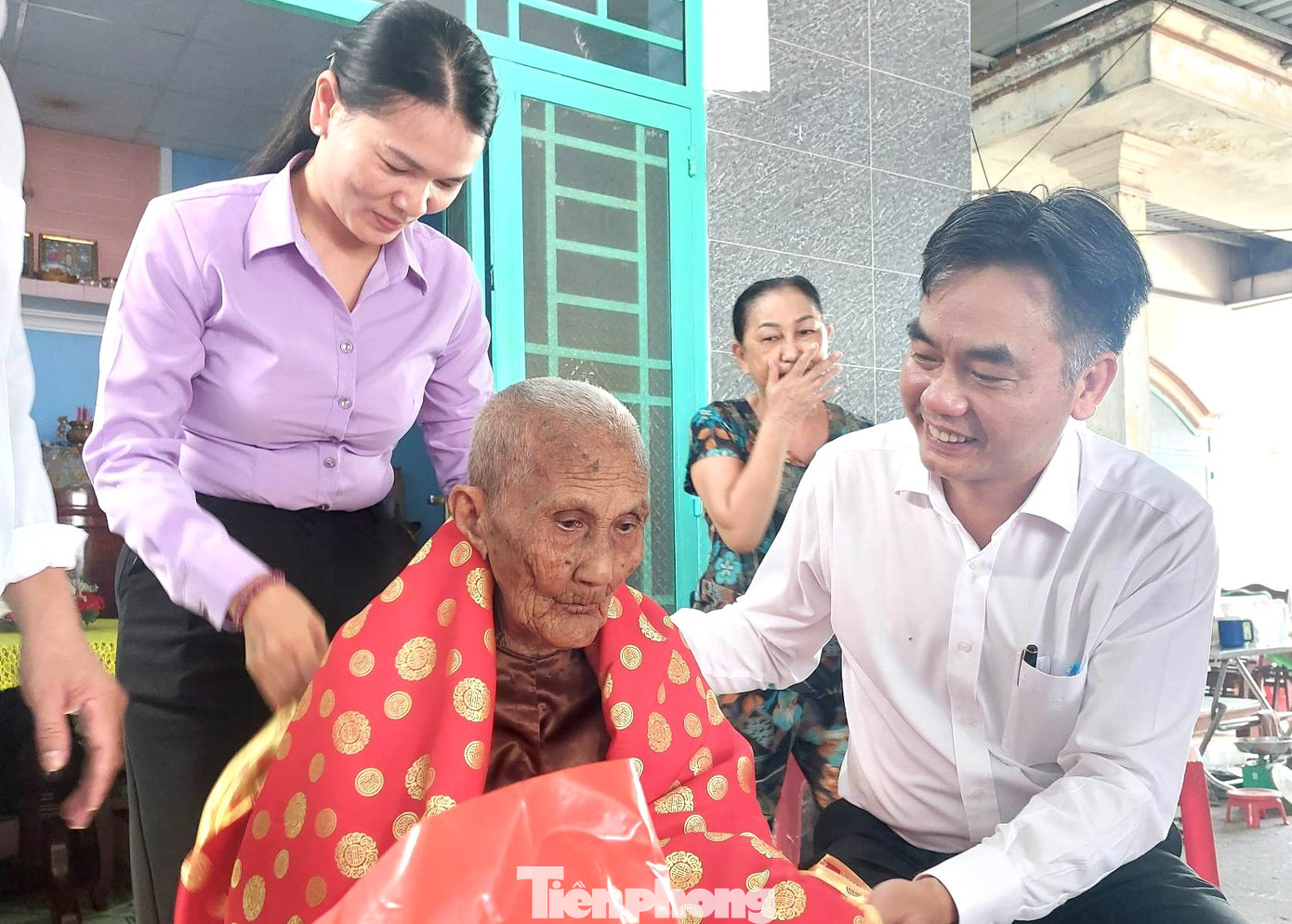 Phó chủ tịch UBND tỉnh Bình Dương Nguyễn Lộc Hà (bìa phải) thăm hỏi cụ Nguyễn Thị Rực