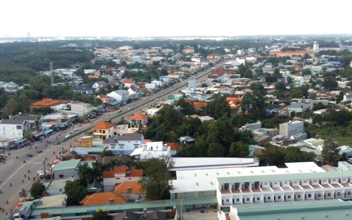 Năm 2023, Tân Uyên đề ra mục tiêu kinh tế - xã hội năm 2023 với 23 chỉ tiêu. Tân Uyên phấn đấu cơ cấu kinh tế công nghiệp - dịch vụ - nông nghiệp có tỷ trọng lần lượt là 62,31% - 36,60% - 1,09%; giá trị sản xuất công nghiệp, xây dựng tăng 13%, giá trị thương mại và dịch vụ tăng 23%; tổng thu ngân sách là 3.643 tỷ đồng, tổng chi ngân sách Nhà nước là 1.126 tỷ đồng; 100% xã, phường có bác sĩ, đạt tiêu chí quốc gia về y tế; 89% lao động qua đào tạo; giới thiệu việc làm cho 6.000 lượt lao động.