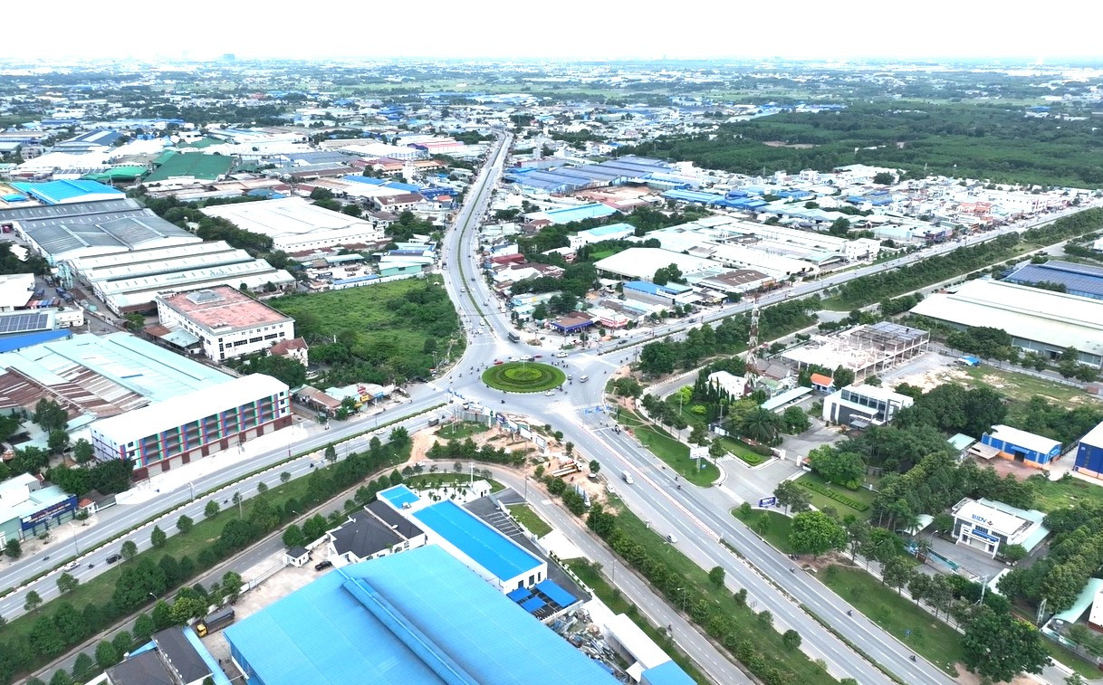Để nâng loại đô thị Tân Uyên đạt tiêu chí loại II năm 2023, chính quyền địa phương triển khai loạt công trình hạ tầng quan trọng như nâng cấp đường ĐT 747B với lộ giới quy hoạch 42-74 m, đường ĐT 746 lộ giới 35,5-42 m; đồng thời, xúc tiến đầu tư loạt dự án giao thông trọng điểm, nổi bật là đại lộ Uyên Hưng - Thủ Dầu Một, đại lộ Nam Tân Uyên.