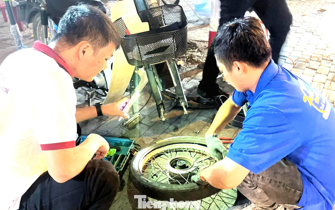 Đội hình bơm, vá xe phục vụ miễn phí cho người dân, du khách dịp Rằm tháng Giêng tại Bình Dương.