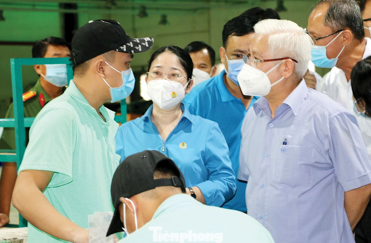 Lãnh đạo tỉnh Bình Dương nghe chia sẻ của người lao động đang làm việc tại nhà máy.