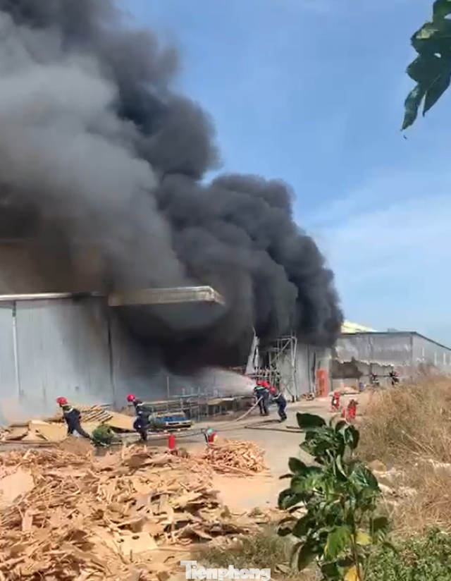 Lực lượng chức năng khống chế ngọn lửa Lực lượng chức năng khống chế ngọn lửa