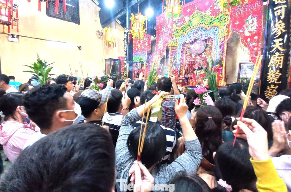 Vào các dịp lễ lớn như rằm tháng Giêng, Miếu Bà Thiên Hậu thu hút hàng nghìn du khách thập phương đến hành lễ.
