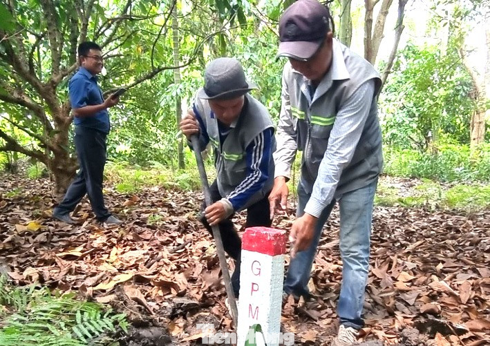 Cắm mốc lộ giới giải phóng mặt bằng dự án đường Vành đai 3 tại Bình Dương Cắm mốc lộ giới giải phóng mặt bằng dự án đường Vành đai 3 tại Bình Dương