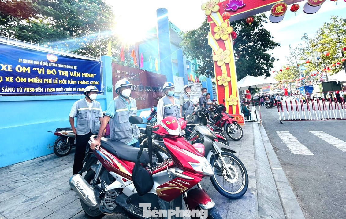 Ngoài ra, đội hình xe ôm tình nguyện phục vụ miễn phí cho người già, đi lại khó khăn trong những ngày cao điểm lễ hội.