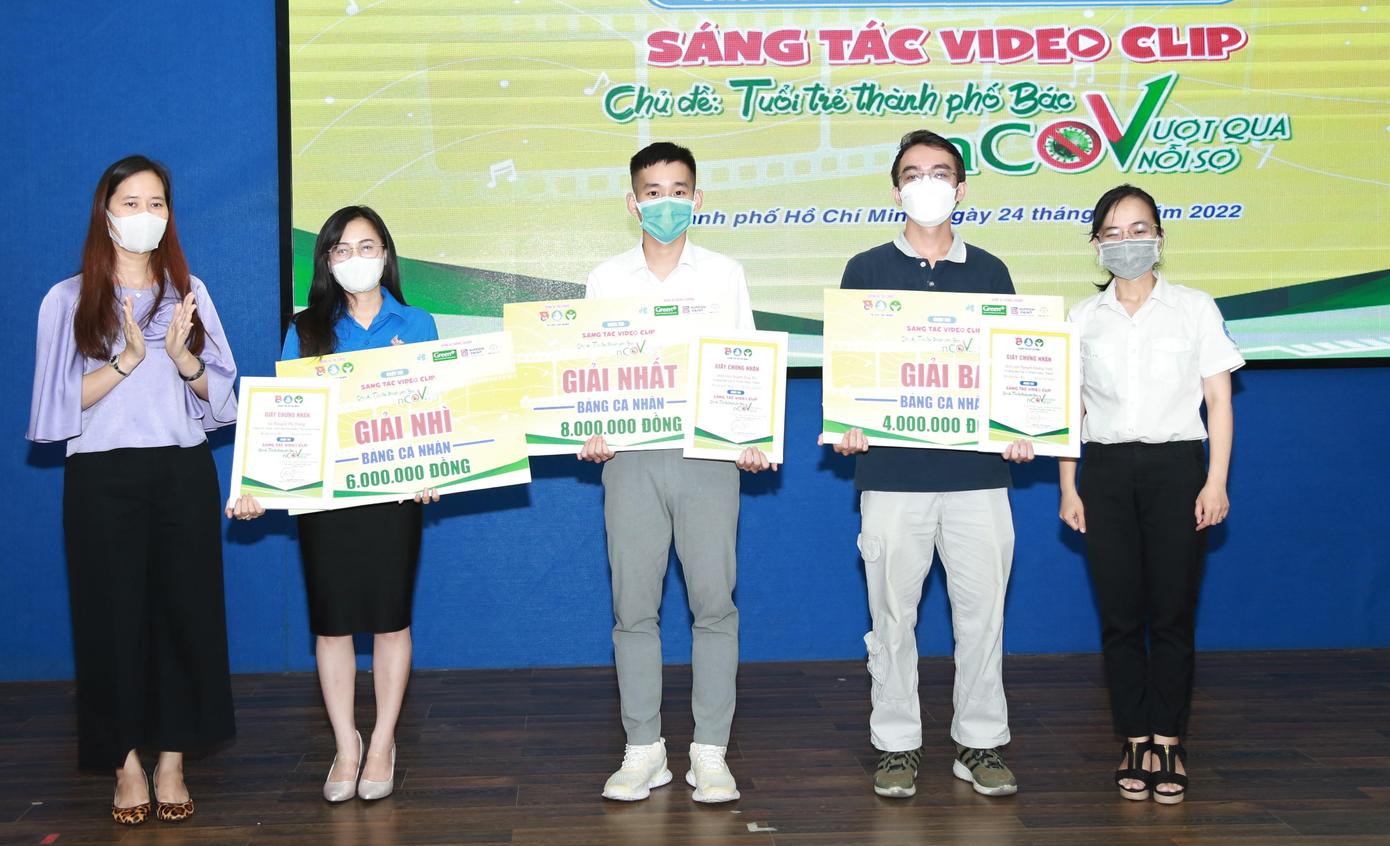 Chị Ông Thị Ngọc Linh, Trưởng ban Thanh niên Trường học Thành Đoàn TPHCM (bìa phải) cùng đại diện đơn vị đồng hành cuộc thi trao các giải thưởng chung cuộc ở bảng thi cá nhân - Ảnh: Ngô Tùng