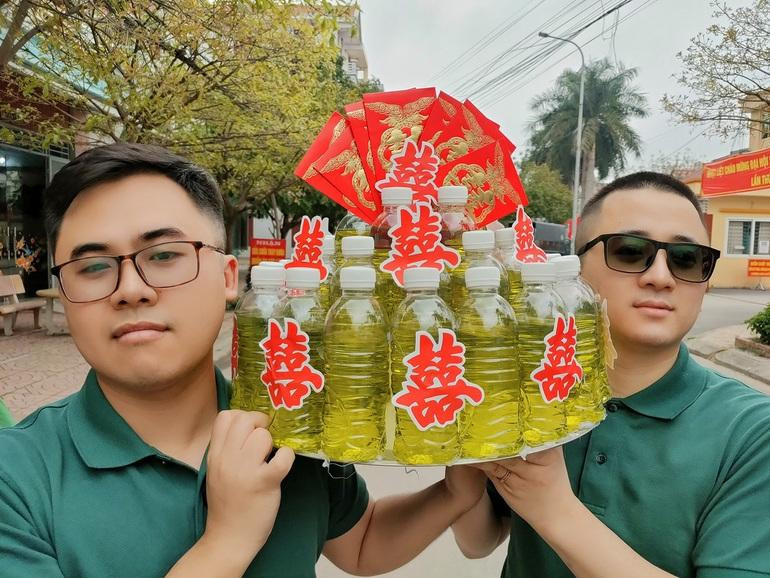 Sau màn chụp hình tặng quà, cả nhóm hỗ trợ đổ xăng vào phương tiện cá nhân của cô dâu để đảm bảo an toàn (Ảnh: Kun Mon). Sau màn chụp hình tặng quà, cả nhóm hỗ trợ đổ xăng vào phương tiện cá nhân của cô dâu để đảm bảo an toàn (Ảnh: Kun Mon).