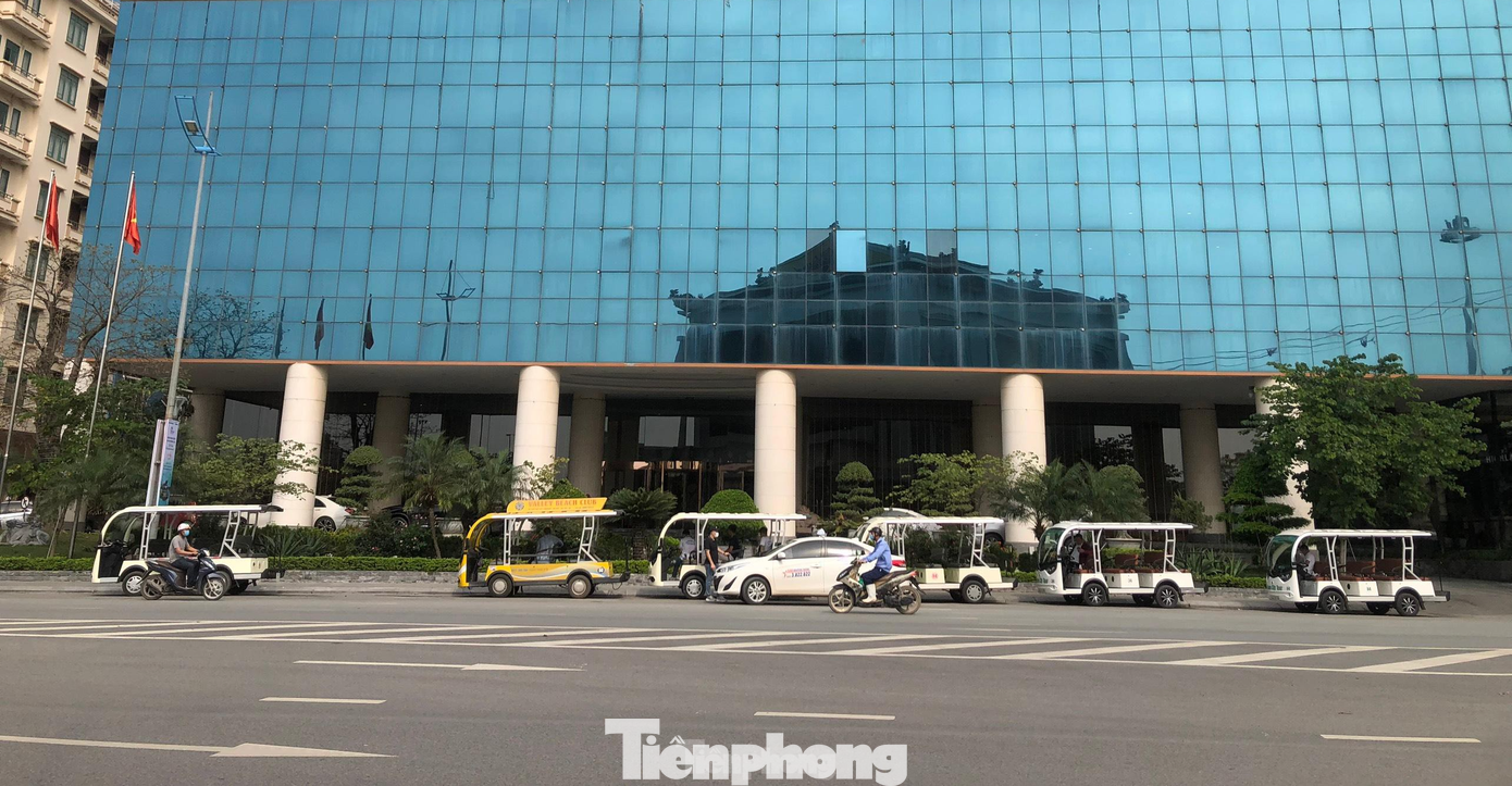 Sau một thời gian dài đóng cửa, nhiều dịch vụ du lịch ở Hạ Long đã bắt đầu mở cửa đón khách trở lại.