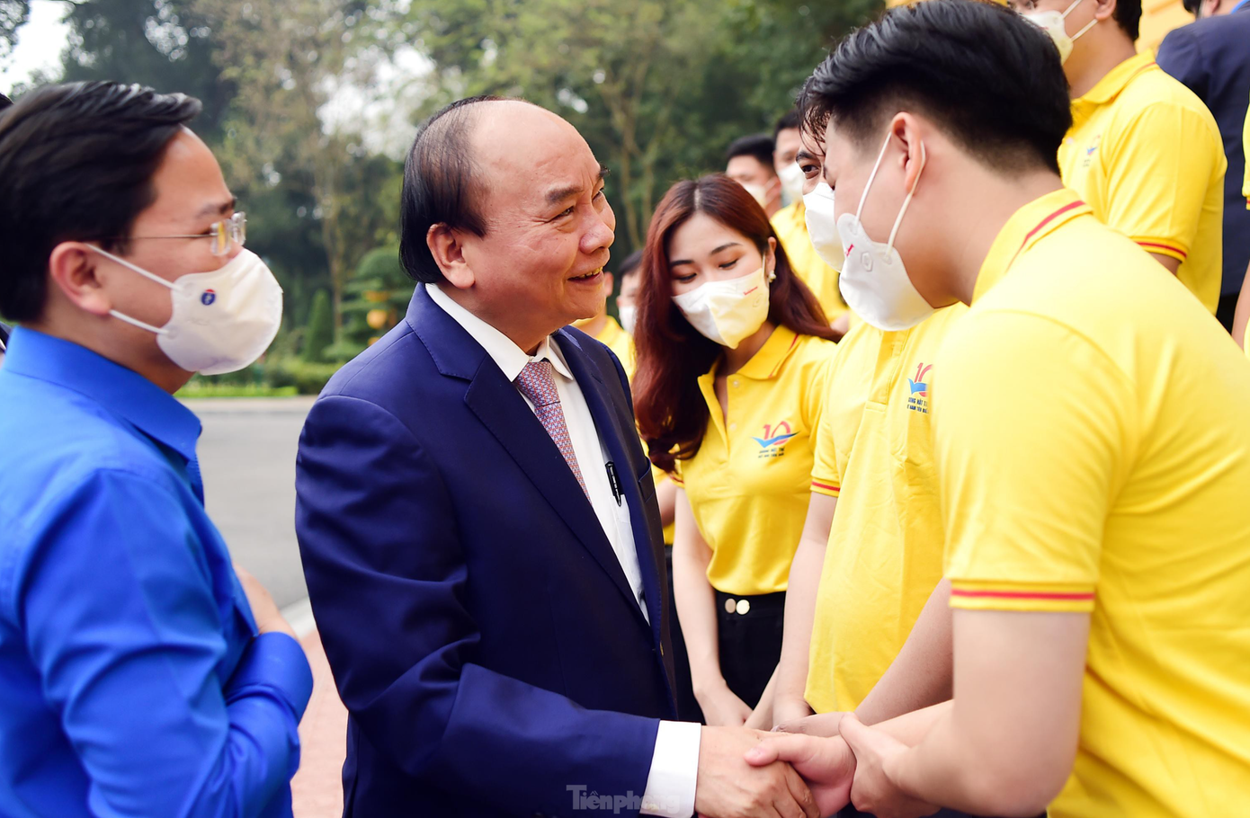 Nhân kỷ niệm 91 năm Ngày thành lập Đoàn TNCS Hồ Chí Minh, ngày 26/3, tại Phủ Chủ tịch, Ủy viên Bộ Chính trị, Chủ tịch nước Nguyễn Xuân Phúc gặp mặt đoàn đại biểu Gương mặt trẻ Việt Nam tiêu biểu năm 2021. Cùng dự có ông Lê Khánh Hải, Uỷ viên T.Ư Đảng, Chủ nhiệm Văn phòng Chủ tịch nước Lê Khánh Hải. Về phía T.Ư Đoàn có anh Nguyễn Anh Tuấn, Ủy viên T.Ư Đảng, Bí thư thứ nhất T.Ư Đoàn; anh Nguyễn Tường Lâm, Bí thư T.Ư Đoàn. Về phía Báo Tiền Phong có nhà báo Lê Minh Toản, Phó Tổng Biên tập; nhà báo Nguyễn Huy Lộc, Ủy viên Ban Biên tập. Đặc biệt có các gương mặt trẻ Việt Nam tiêu biểu, triển vọng năm 2021.