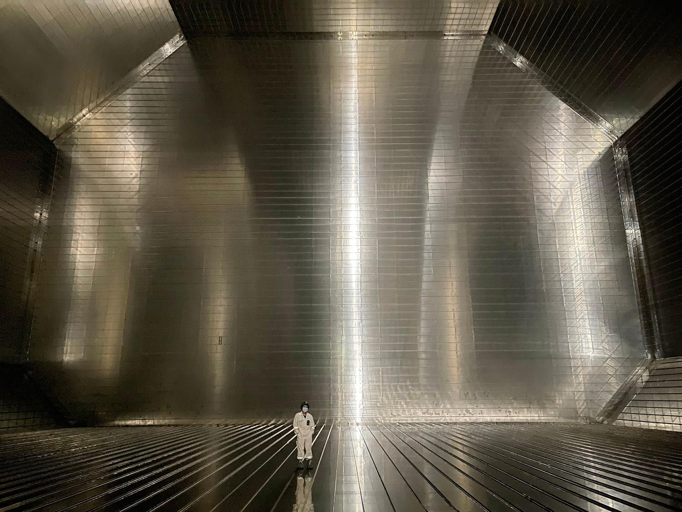 Fadhiilah nhỏ bé bên trong thùng rỗng chứa khí đốt của con tàu Fadhiilah nhỏ bé bên trong thùng rỗng chứa khí đốt của con tàu