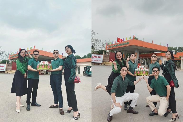 Các thành viên lựa chọn trang phục theo tông màu xanh mà cô dâu trẻ mong muốn (Ảnh: Hoàng Đại). Các thành viên lựa chọn trang phục theo tông màu xanh mà cô dâu trẻ mong muốn (Ảnh: Hoàng Đại).