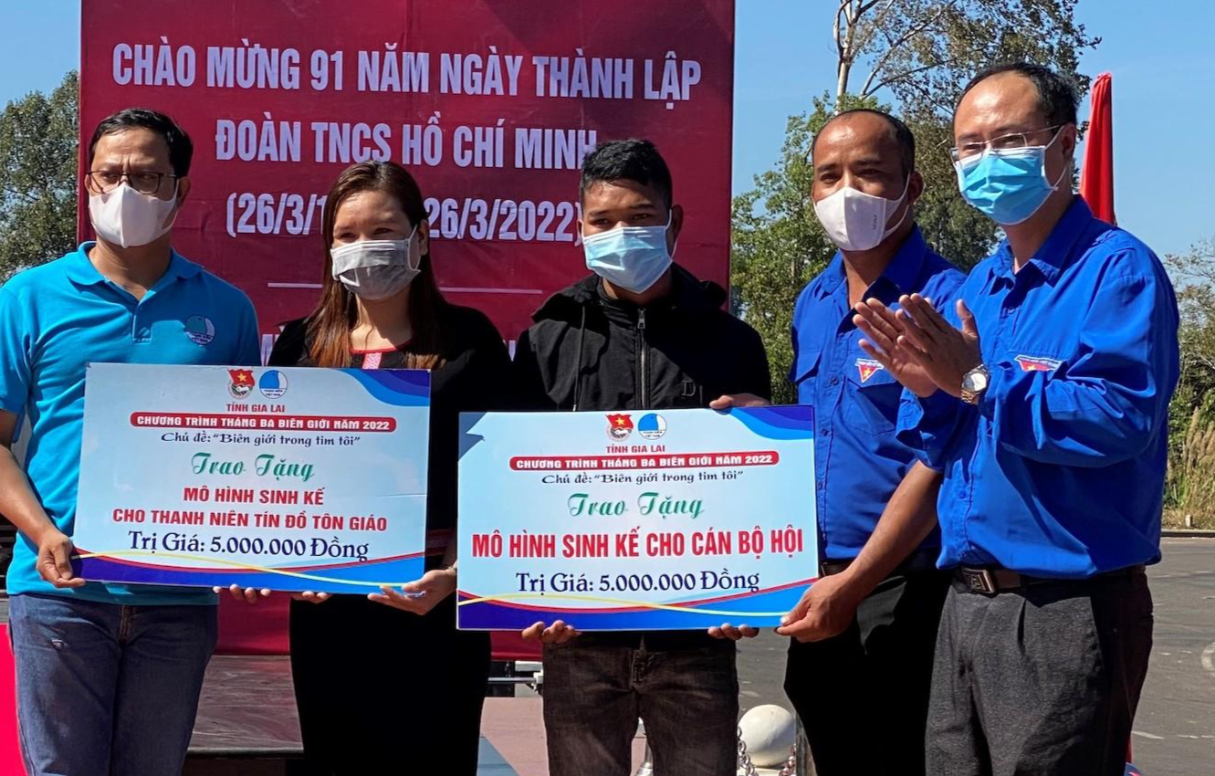 Anh Phan Hồ Giang- Phó Bí thư Thường trực Tỉnh đoàn Gia Lai trao mô hình sinh kế cho 2 Thanh niên đồng bào dân tộc thiểu số khó khăn