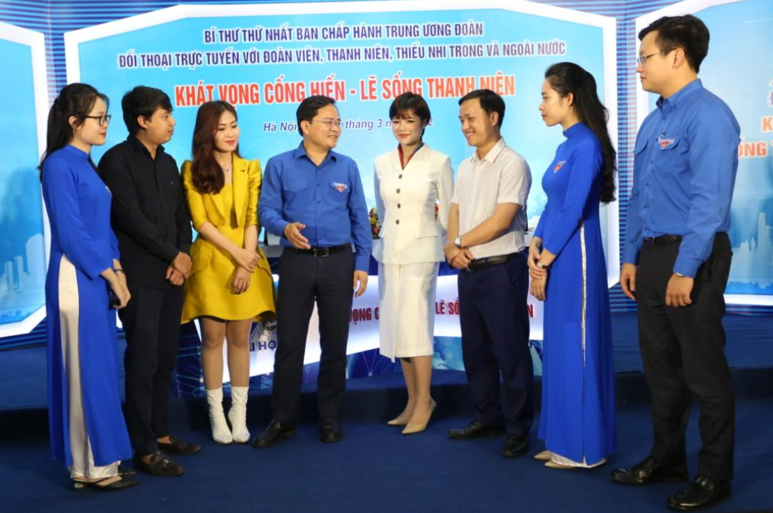 Anh Nguyễn Anh Tuấn trao đổi, trò chuyện cùng các đại biểu đoàn viên thanh niên sau buổi đối thoại. - Ảnh: Minh Đức Anh Nguyễn Anh Tuấn trao đổi, trò chuyện cùng các đại biểu đoàn viên thanh niên sau buổi đối thoại. - Ảnh: Minh Đức