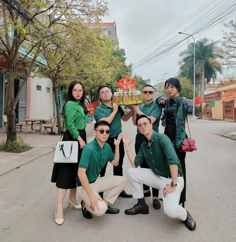 Thời điểm giá xăng tăng cao nên món quà từ hội bạn cấp 3 dành tặng cô dâu được cho là thiết thực, ý nghĩa (Ảnh: Kun Mon). Thời điểm giá xăng tăng cao nên món quà từ hội bạn cấp 3 dành tặng cô dâu được cho là thiết thực, ý nghĩa (Ảnh: Kun Mon).