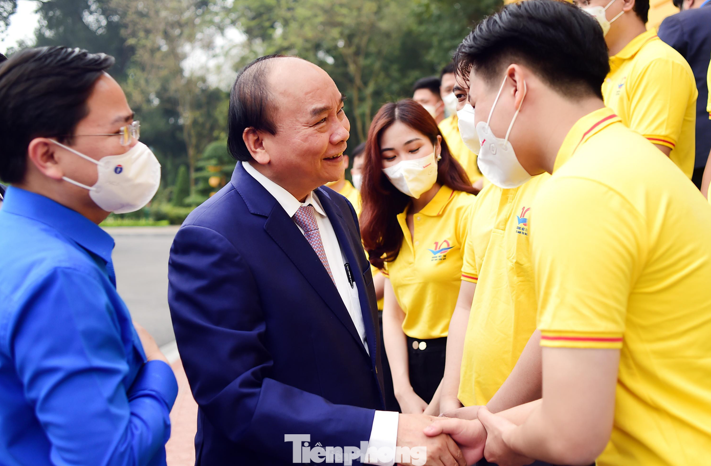 Nhân kỷ niệm 91 năm Ngày thành lập Đoàn TNCS Hồ Chí Minh, ngày 26/3, tại Phủ Chủ tịch, Ủy viên Bộ Chính trị, Chủ tịch nước Nguyễn Xuân Phúc gặp mặt đoàn đại biểu Gương mặt trẻ Việt Nam tiêu biểu năm 2021. Cùng dự có ông Lê Khánh Hải, Uỷ viên T.Ư Đảng, Chủ nhiệm Văn phòng Chủ tịch nước Lê Khánh Hải. Về phía T.Ư Đoàn có anh Nguyễn Anh Tuấn, Ủy viên T.Ư Đảng, Bí thư thứ nhất T.Ư Đoàn; anh Nguyễn Tường Lâm, Bí thư T.Ư Đoàn. Về phía Báo Tiền Phong có nhà báo Lê Minh Toản, Phó Tổng Biên tập; nhà báo Nguyễn Huy Lộc, Ủy viên Ban Biên tập. Đặc biệt có các gương mặt trẻ Việt Nam tiêu biểu, triển vọng năm 2021. Nhân kỷ niệm 91 năm Ngày thành lập Đoàn TNCS Hồ Chí Minh, ngày 26/3, tại Phủ Chủ tịch, Ủy viên Bộ Chính trị, Chủ tịch nước Nguyễn Xuân Phúc gặp mặt đoàn đại biểu Gương mặt trẻ Việt Nam tiêu biểu năm 2021. Cùng dự có ông Lê Khánh Hải, Uỷ viên T.Ư Đảng, Chủ nhiệm Văn phòng Chủ tịch nước Lê Khánh Hải. Về phía T.Ư Đoàn có anh Nguyễn Anh Tuấn, Ủy viên T.Ư Đảng, Bí thư thứ nhất T.Ư Đoàn; anh Nguyễn Tường Lâm, Bí thư T.Ư Đoàn. Về phía Báo Tiền Phong có nhà báo Lê Minh Toản, Phó Tổng Biên tập; nhà báo Nguyễn Huy Lộc, Ủy viên Ban Biên tập. Đặc biệt có các gương mặt trẻ Việt Nam tiêu biểu, triển vọng năm 2021.