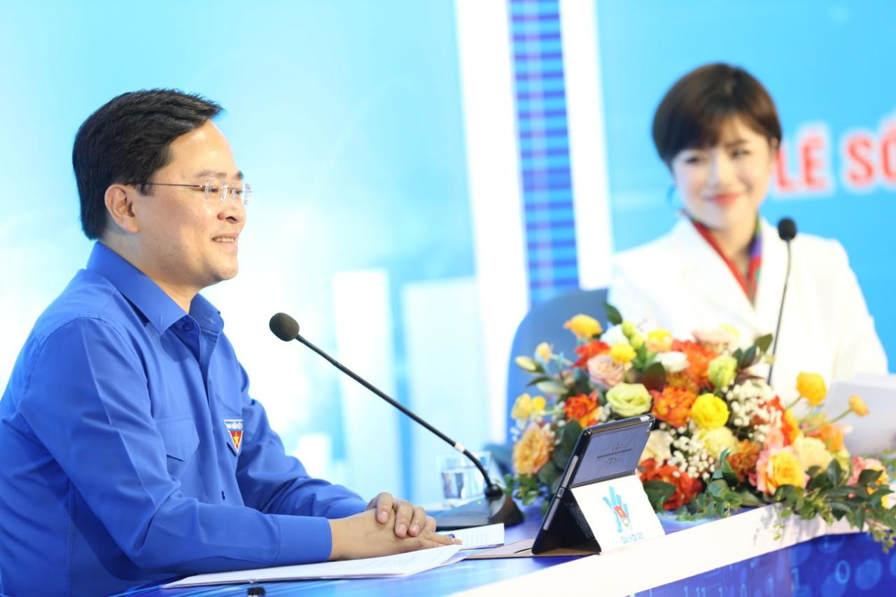 Bí thư thứ nhất Nguyễn Anh Tuấn trả lời tại chương trình đối thoại với người trẻ "Khát vọng cống hiến, lẽ sống thanh niên". - Ảnh: Minh Đức Bí thư thứ nhất Nguyễn Anh Tuấn trả lời tại chương trình đối thoại với người trẻ "Khát vọng cống hiến, lẽ sống thanh niên". - Ảnh: Minh Đức