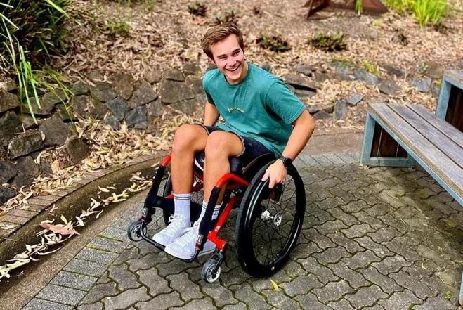 Jimmy chia sẻ cuộc sống lạc quan sau khi bị tai nạn. Jimmy chia sẻ cuộc sống lạc quan sau khi bị tai nạn.