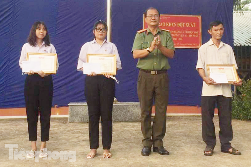 Hai học sinh dũng cảm được khen thưởng đột xuất.