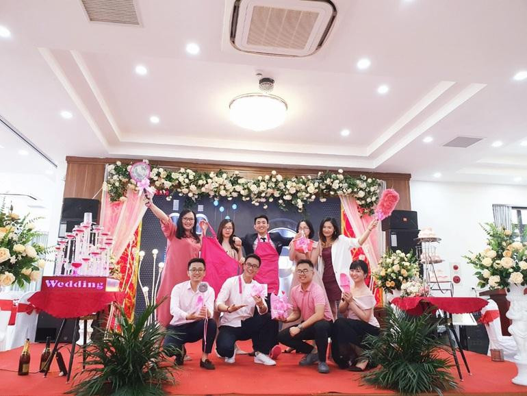 Hội bạn trước đó cũng từng chọn các hiện vật có cùng tông màu với trang phục mặc trong đám cưới khi thành viên của nhóm lập gia đình (Ảnh: Hoàng Đại). Hội bạn trước đó cũng từng chọn các hiện vật có cùng tông màu với trang phục mặc trong đám cưới khi thành viên của nhóm lập gia đình (Ảnh: Hoàng Đại).