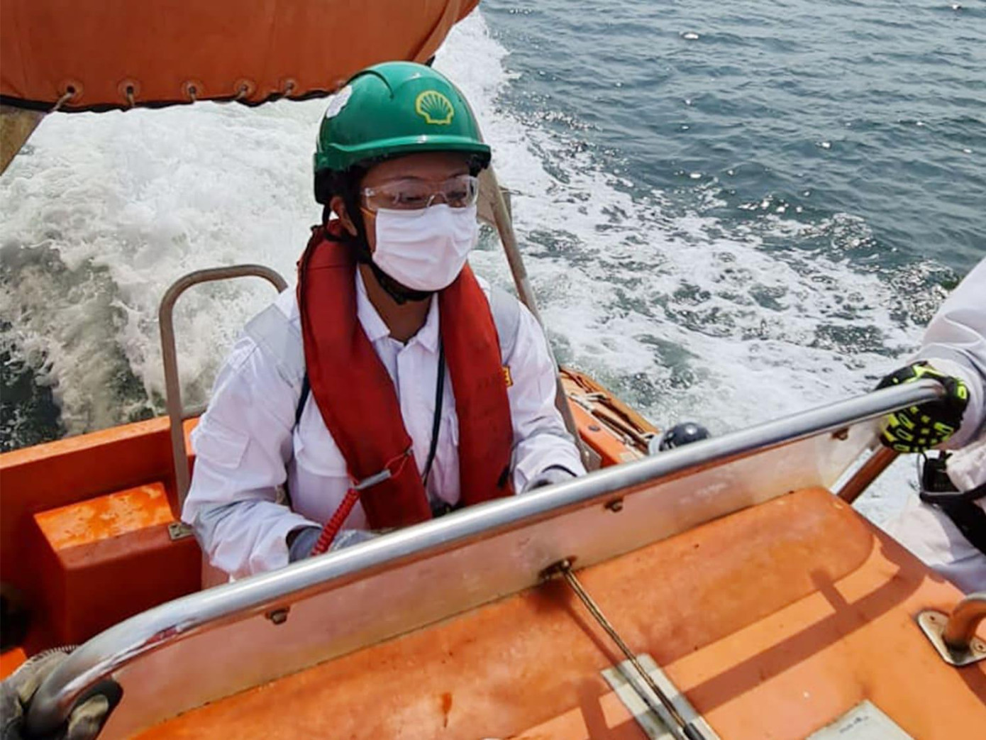 Fadhiilah đã quen với việc một mình lênh đênh trên biển suốt nhiều tháng Fadhiilah đã quen với việc một mình lênh đênh trên biển suốt nhiều tháng