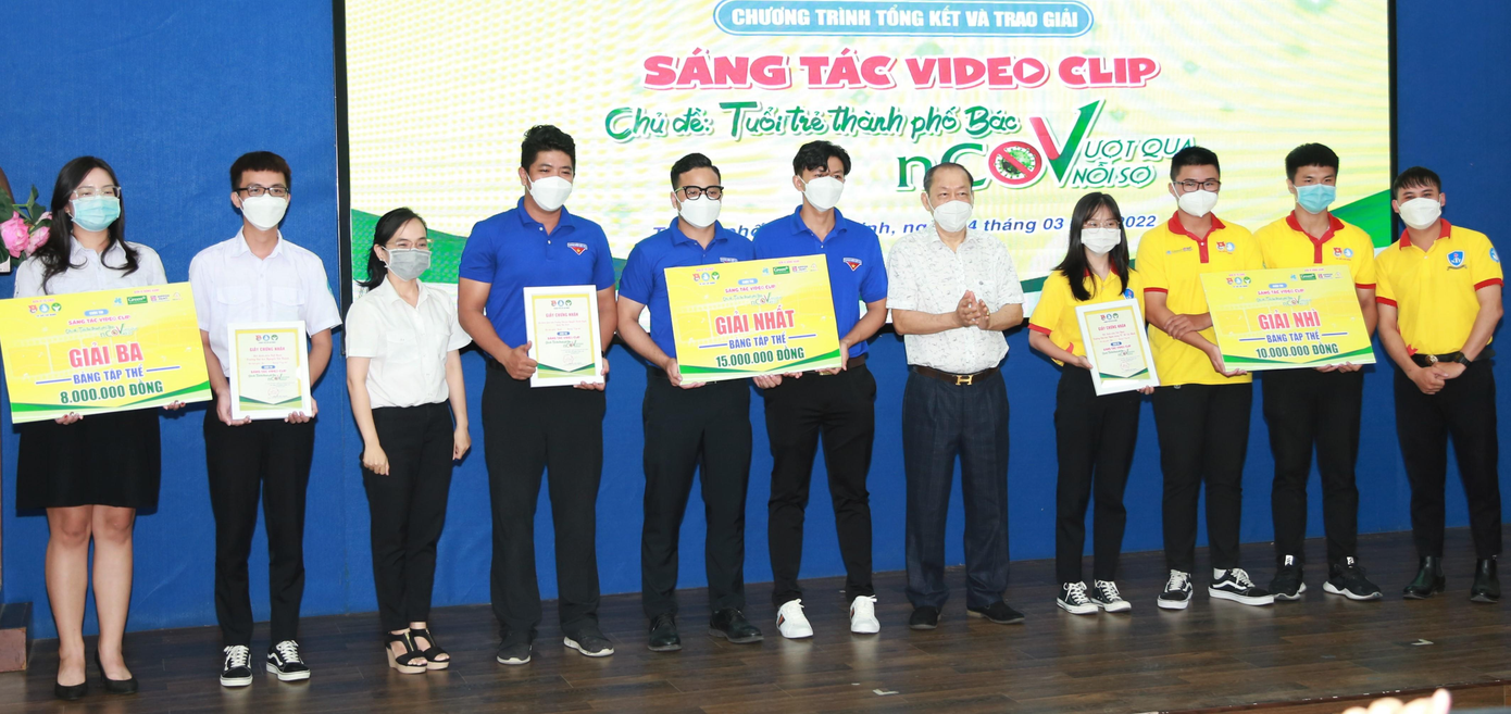 Đại diện Ban tổ chức trao các giải ở hạng mục thi tập thể