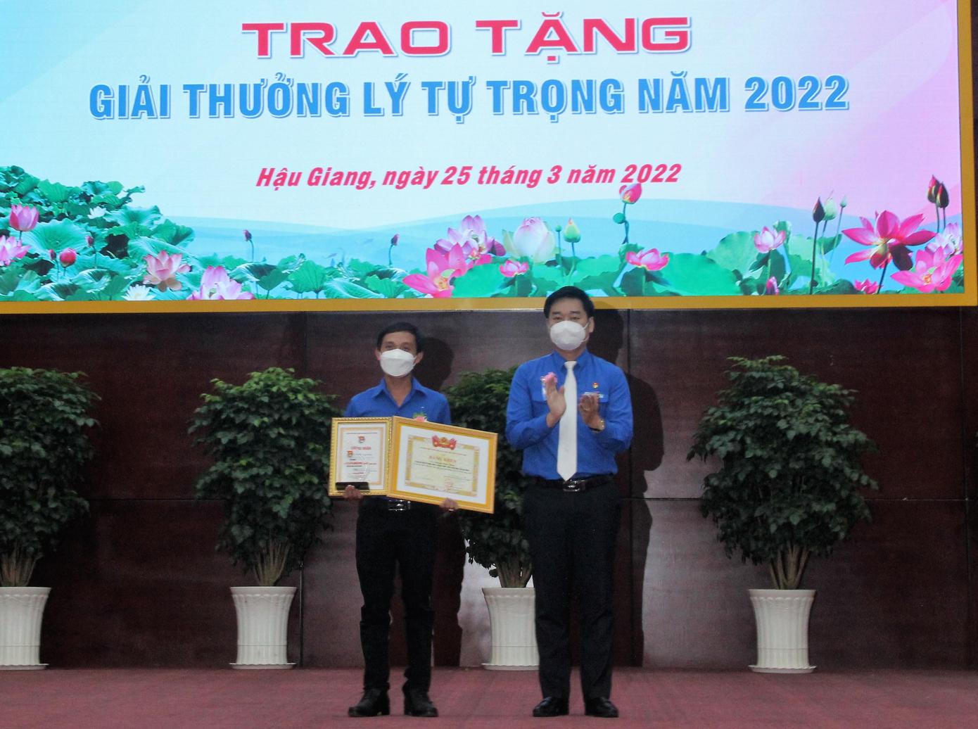 Trao giải thưởng Lý Tự Trọng năm 2022 cho anh Phạm Vạn Phát - Bí thư Chi đoàn ấp Thạnh Thuận, xã Đông Thạnh, huyện Châu Thành. Trao giải thưởng Lý Tự Trọng năm 2022 cho anh Phạm Vạn Phát - Bí thư Chi đoàn ấp Thạnh Thuận, xã Đông Thạnh, huyện Châu Thành.