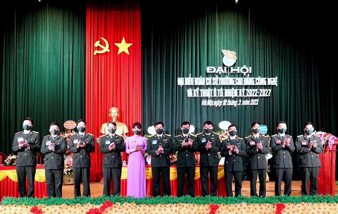 Đại hội đã bầu ra BCH Đoàn cơ sở nhiệm kỳ 2022-2027 gồm 7 đồng chí và đoàn đại biểu đi dự Đại hội Đoàn cấp trên. Trong ảnh: Lãnh đạo Cục Chính trị Tổng cục Kỹ thuật và Trường Cao đẳng Công nghệ và Kỹ thuật ô tô chúc mừng BCH nhiệm kỳ mới và các đại biểu đi dự Đại hội Đoàn cấp trên, chiều 10/3. Đại hội đã bầu ra BCH Đoàn cơ sở nhiệm kỳ 2022-2027 gồm 7 đồng chí và đoàn đại biểu đi dự Đại hội Đoàn cấp trên. Trong ảnh: Lãnh đạo Cục Chính trị Tổng cục Kỹ thuật và Trường Cao đẳng Công nghệ và Kỹ thuật ô tô chúc mừng BCH nhiệm kỳ mới và các đại biểu đi dự Đại hội Đoàn cấp trên, chiều 10/3.