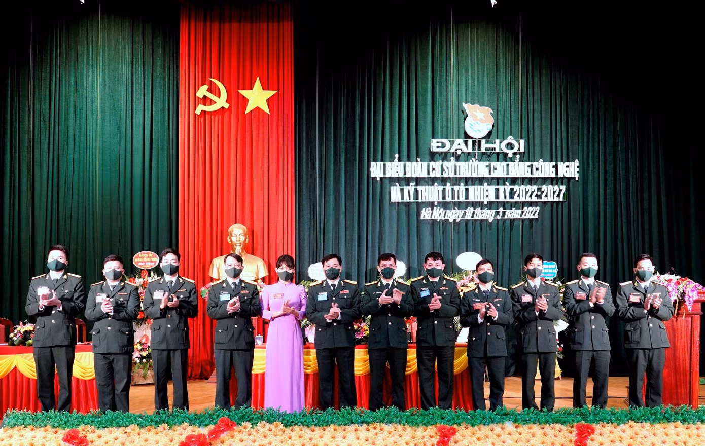 Đại hội đã bầu ra BCH Đoàn cơ sở nhiệm kỳ 2022-2027 gồm 7 đồng chí và đoàn đại biểu đi dự Đại hội Đoàn cấp trên. Trong ảnh: Lãnh đạo Cục Chính trị Tổng cục Kỹ thuật và Trường Cao đẳng Công nghệ và Kỹ thuật ô tô chúc mừng BCH nhiệm kỳ mới và các đại biểu đi dự Đại hội Đoàn cấp trên, chiều 10/3.