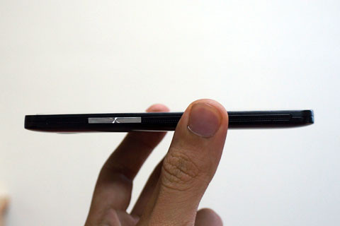 Cạnh trái là phím tăng giảm âm lượng, thiết kế khá ấn tượng