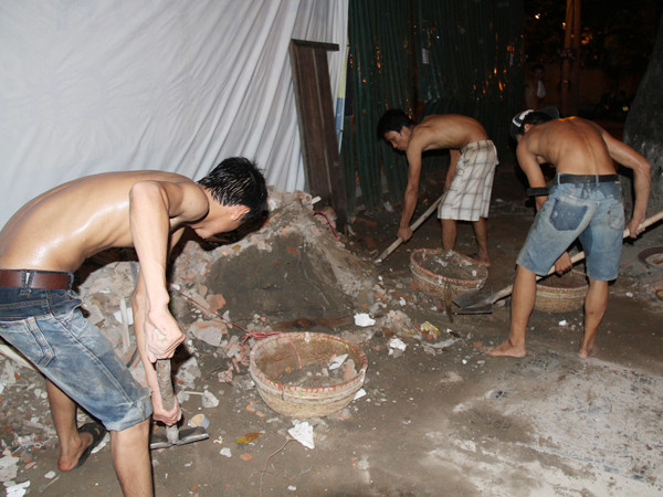 Nhóm của Thảo đội phế thải giữa đêm khuya ở Hà Nội 