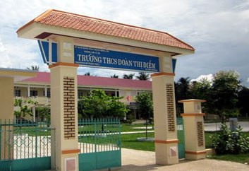 Hàng trăm học sinh trường Đoàn Thị Điểm phải "sống chung" với kho thuốc độc suốt hơn 20 năm. Ảnh: Chí Phan. Kho thuốc BVTV nằm trong khuôn viên của Trường THCS Đoàn Thị Điểm hơn 20 năm qua. Ảnh: Chí Phan