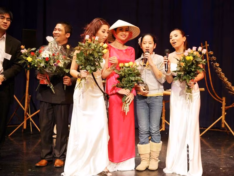 Nhóm nhạc 5 Dòng kẻ giao lưu trên sân khấu. Ảnh do ĐSQ Việt Nam tại Phần Lan cung cấp