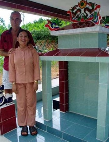 Robert Podunavac và chị Thy Nhơn đứng trước ngôi mộ - món quà cưới của chị Thy Nhơn dành cho Robert. Bài viết: http://news.zing.vn/Cuoc-tinh-ky-la-cua-trieu-phu-My-va-co-gai-Viet-post358753.html#home_featured.tinnong Nguồn Zing News 