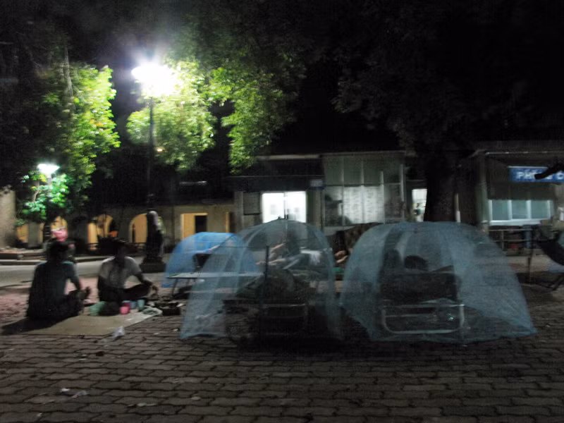 Những giấc ngủ không trọn vẹn ngoài hành lang tại bệnh viện Bạch Mai