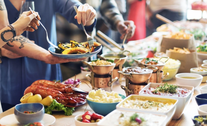 Trên thế giới, nhiều nhà hàng buffet quy định rất rõ ràng về việc khách lấy đồ ăn và không được mang về. Nếu lấy quá nhiều và để đồ thừa, khách sẽ bị tính phí phạt (Ảnh minh họa: News).