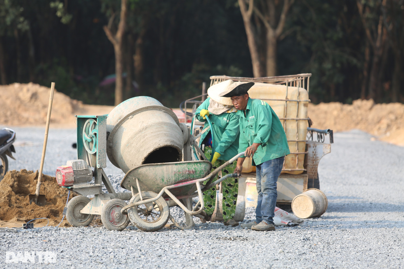 Công nhân thi công khu tái định cư Long Đức (huyện Long Thành, Đồng Nai) trong tháng 1 (Ảnh: Hoàng Bình). Công nhân thi công khu tái định cư Long Đức (huyện Long Thành, Đồng Nai) trong tháng 1 (Ảnh: Hoàng Bình).