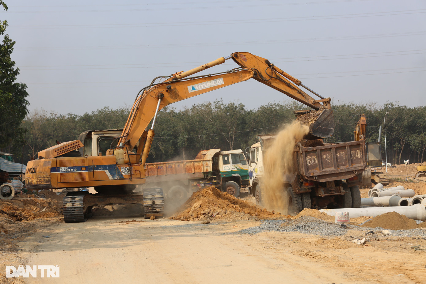 Nhân lực, máy móc được các nhà thầu tăng cường đẩy nhanh tiến độ xây dựng khu tái định cư Long Đức (Ảnh: Hoàng Bình). Nhân lực, máy móc được các nhà thầu tăng cường đẩy nhanh tiến độ xây dựng khu tái định cư Long Đức (Ảnh: Hoàng Bình).