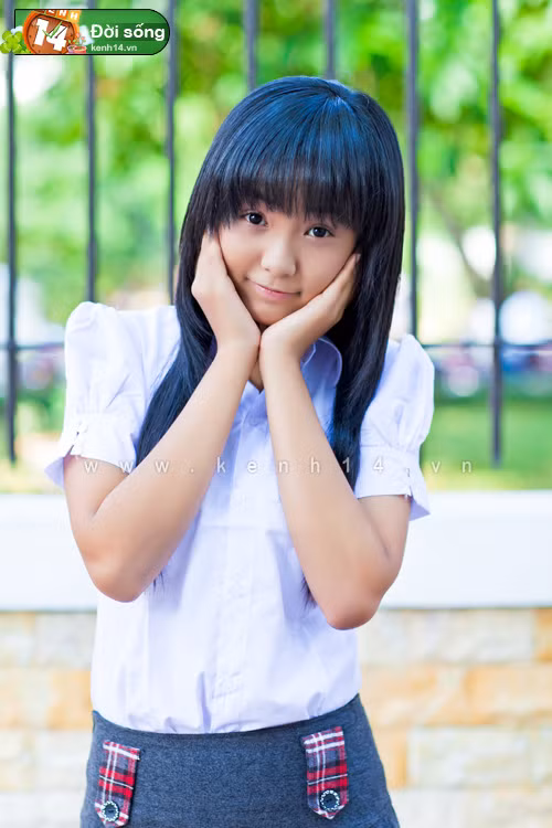 Nếu như Andrea thích đưa tay lên vuốt tóc thì cô bạn teen model Bảo Trân lại thích ôm mặt, chạm tay vào má hoặc làm những động tác pose tương tự