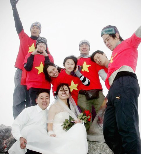 Trọng Hải và Ngọc Lan (phía trước) chụp ảnh cùng bạn trẻ trên đỉnh Fansipan