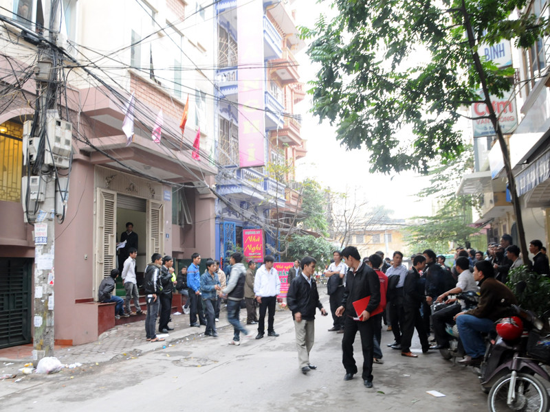 Hàng trăm công nhân bao vây trụ sở công ty CAVICO Xây dựng Thủy điện để đòi nợ lương. Ảnh: Tuấn Nguyễn