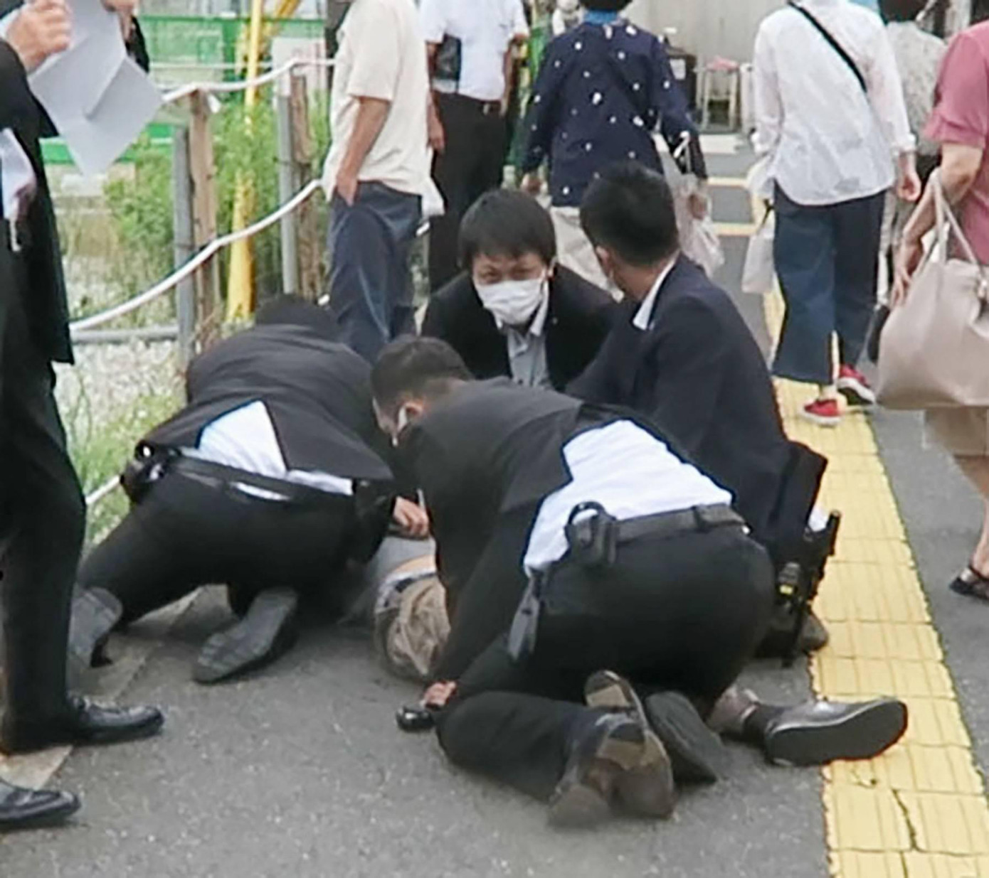 Bốn viên cảnh sát bắt giữ Tetsuya Yamagami ở Nara sau vụ nổ súng. Ảnh: Kyodo. Bốn viên cảnh sát bắt giữ Tetsuya Yamagami ở Nara sau vụ nổ súng. Ảnh: Kyodo.