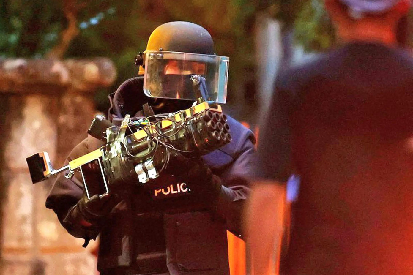 Tại nhà của Tetsuya Yamagami, cảnh sát thu giữ một số khẩu súng tự chế, trong đó có súng 6 nòng làm bằng ống sắt. Ảnh: ANN News. Tại nhà của Tetsuya Yamagami, cảnh sát thu giữ một số khẩu súng tự chế, trong đó có súng 6 nòng làm bằng ống sắt. Ảnh: ANN News.