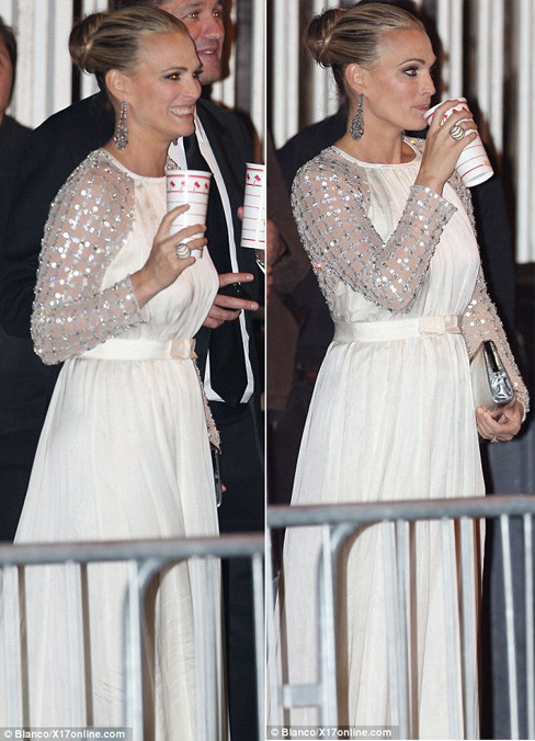 Cô tận hưởng những nụ cười sảng khoái sau khi đã no bụng. Cô tận hưởng những nụ cười sảng khoái sau khi đã no bụng