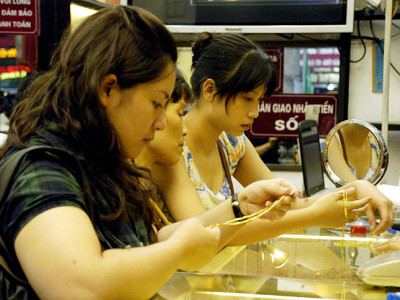 Hôm qua, thị trường vàng đã hạ nhiệt song nhiều người vẫn đi mua 