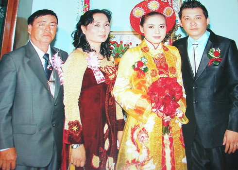 Xuân Thùy chụp ảnh cùng chồng và bố mẹ chồng trong ngày cưới. Ảnh gia đình cung cấp. 