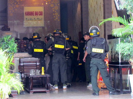 Khám xét karaoke Đại Cao, số 18C Yết Kiêu, Nha Trang, một cơ sở của công ty Tân Hoàng Long