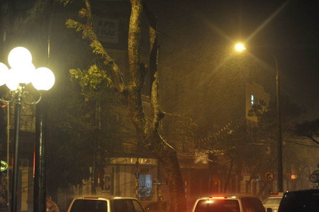 Một số tuyến đường ở nội thành Hải Phòng vẫn có điện để đảm bao giao thông. Ảnh: Hoàng Anh