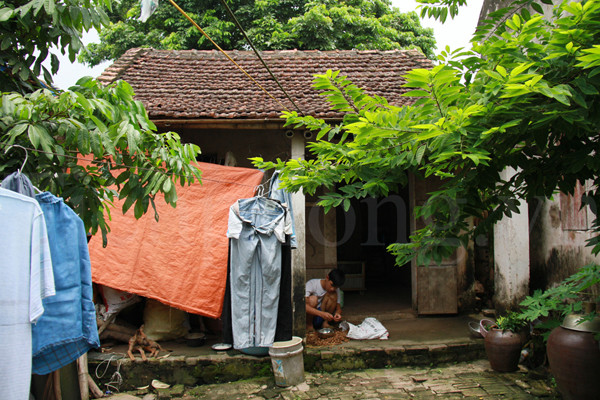 Căn nhà nhỏ bé, tồi tàn của hai mẹ con thủ khoa Phạm Văn Đích ở thôn Hà Châu, xã Hoàng Hanh, huyện Tiên Lữ (Hưng Yên). Ảnh: Trường Phong
