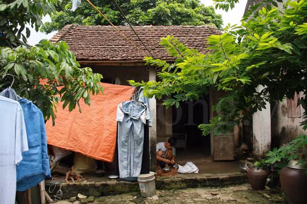 Căn nhà nhỏ bé, tồi tàn của hai mẹ con thủ khoa Phạm Văn Đích ở thôn Hà Châu, xã Hoàng Hanh, huyện Tiên Lữ (Hưng Yên). Ảnh: Trường Phong